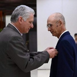 Orden «Frank País» para profesor de la UNISS Orden «Frank País» para profesor de la UNISS
